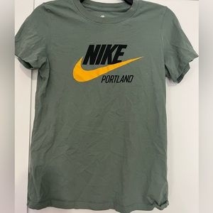 Women’s small Nike tee